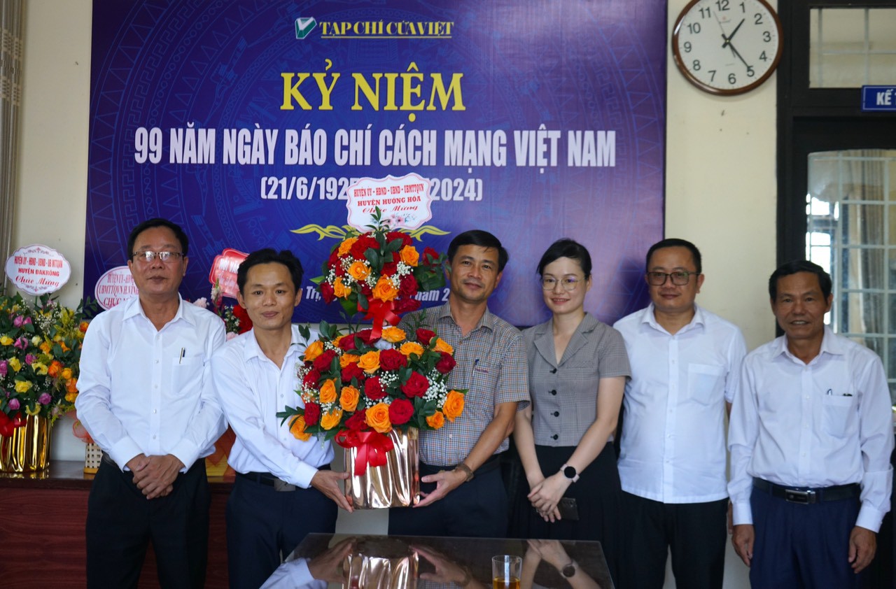 Huyện ủy-HĐND-UBND-UBMTTQVN huyện Hướng H&oacute;a tặng hoa ch&uacute;c mừng